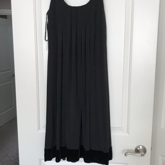 Pleated jersey LBD with velvet hem - Picture 2 of 4